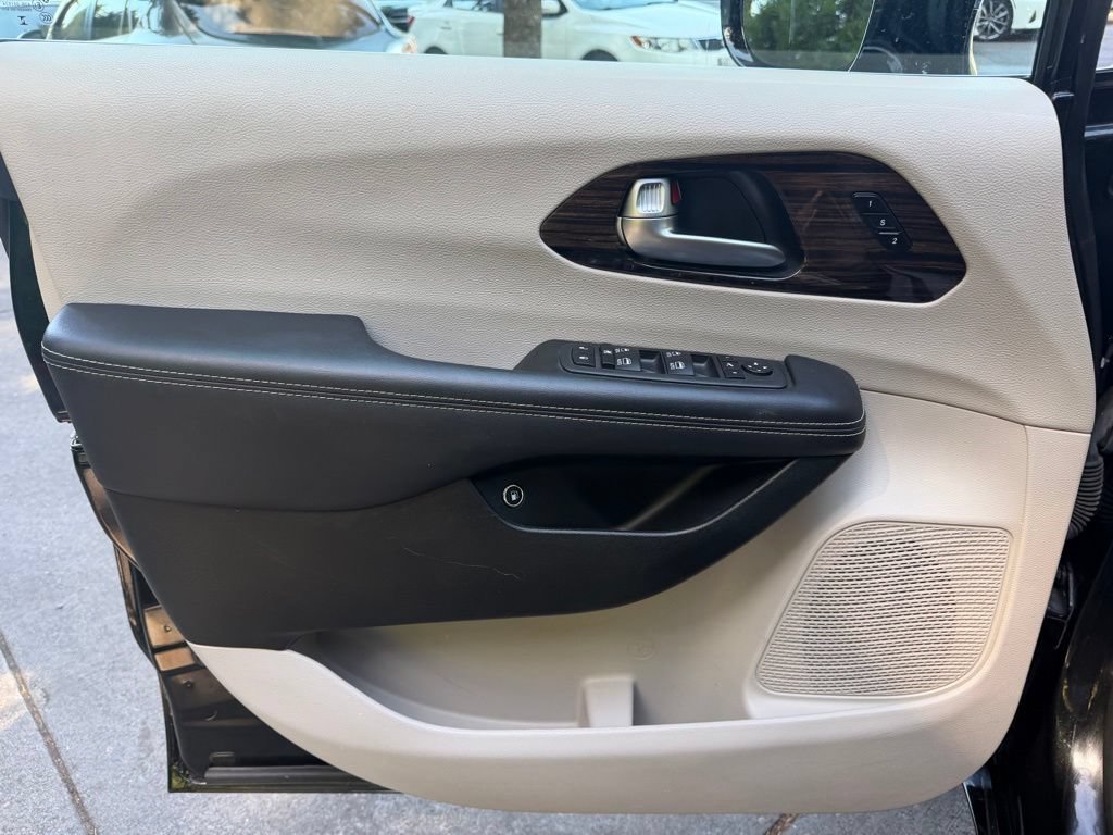 Used 2023 Chrysler Pacifica Limited FWD image 9