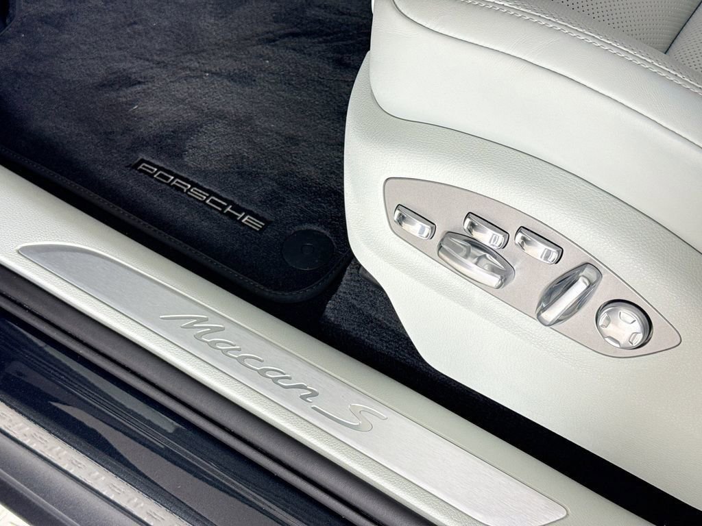 Certified 2025 Porsche Macan S AWD/4WD image 18