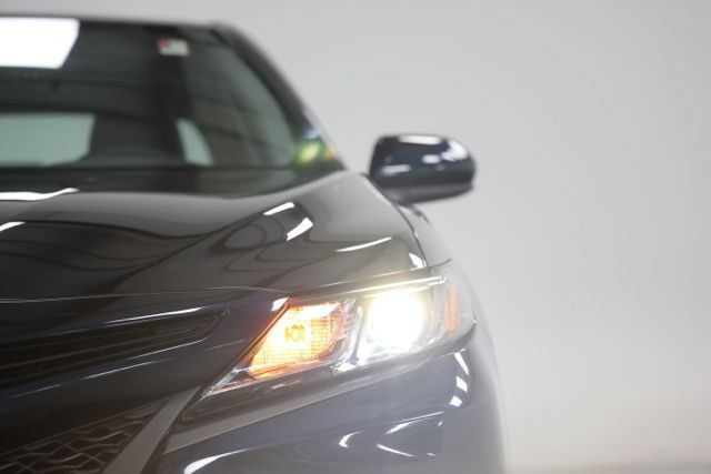 Used 2020 Toyota Camry SE FWD image 3