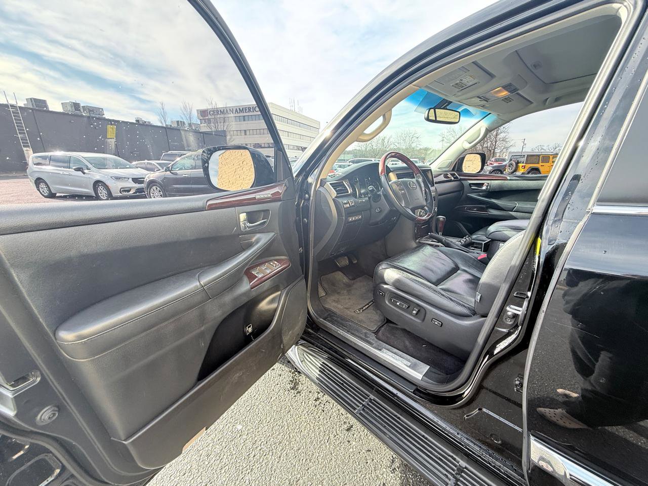 Used 2013 Lexus LX 570 4WD w/ Luxury Pkg image 9