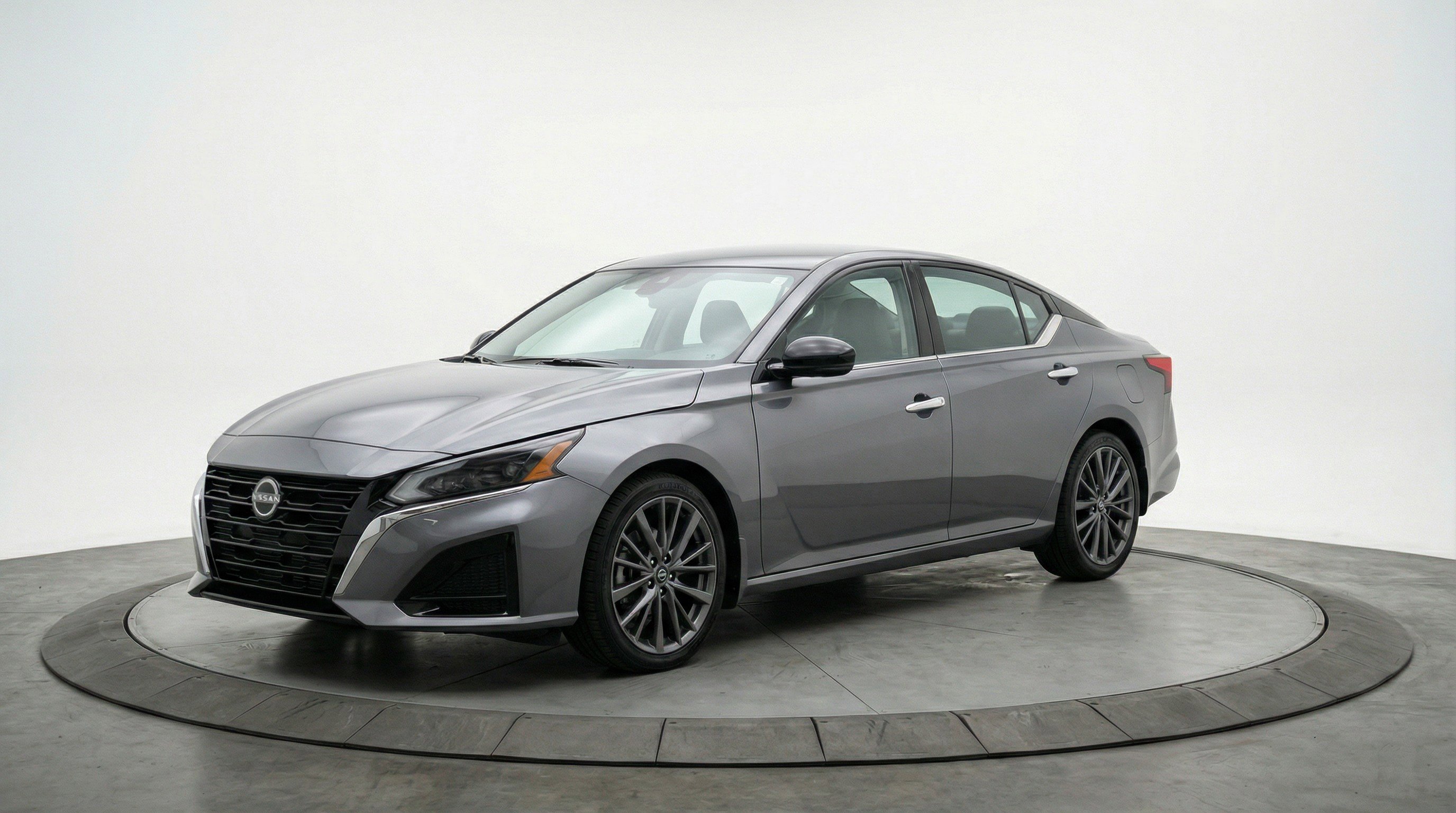 Used 2025 Nissan Altima 2.5 SV FWD image 3