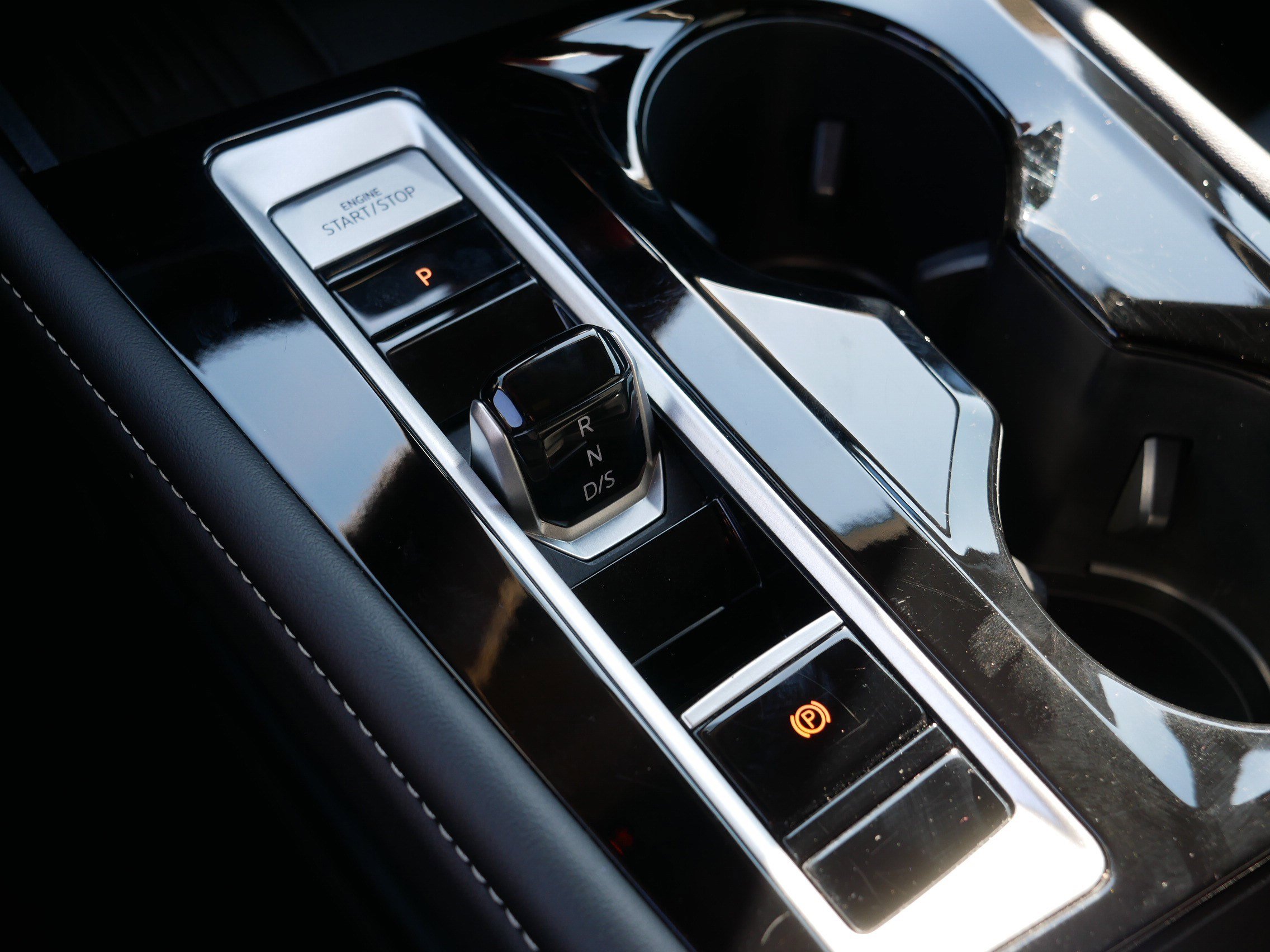 Used 2025 Volkswagen Atlas SE image 24