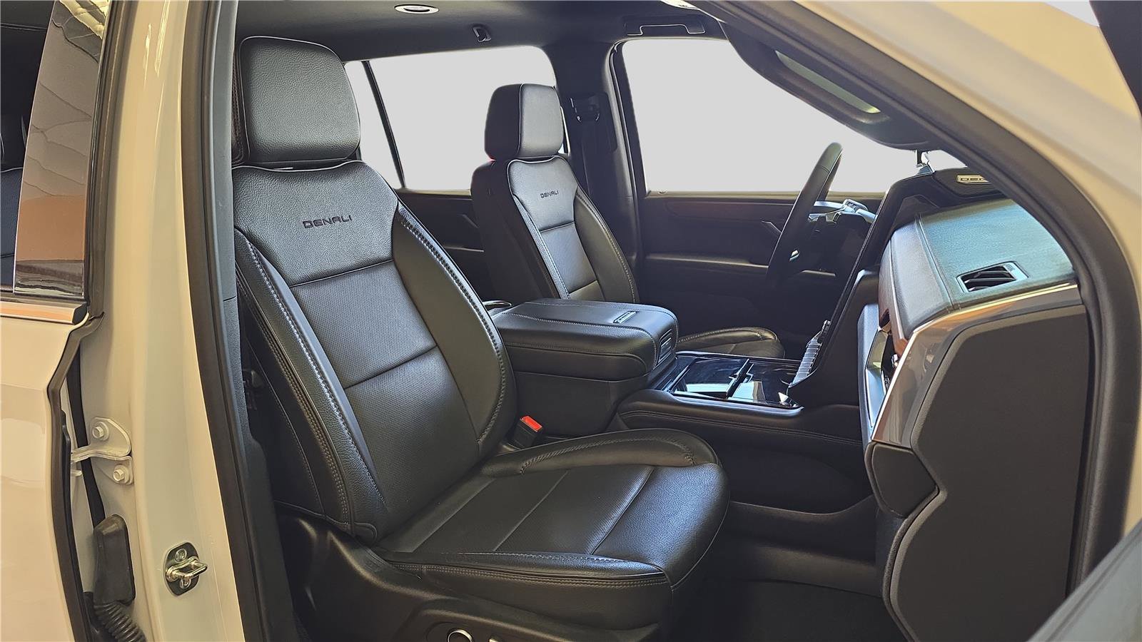 Used 2025 GMC Yukon XL Denali AWD/4WD image 14