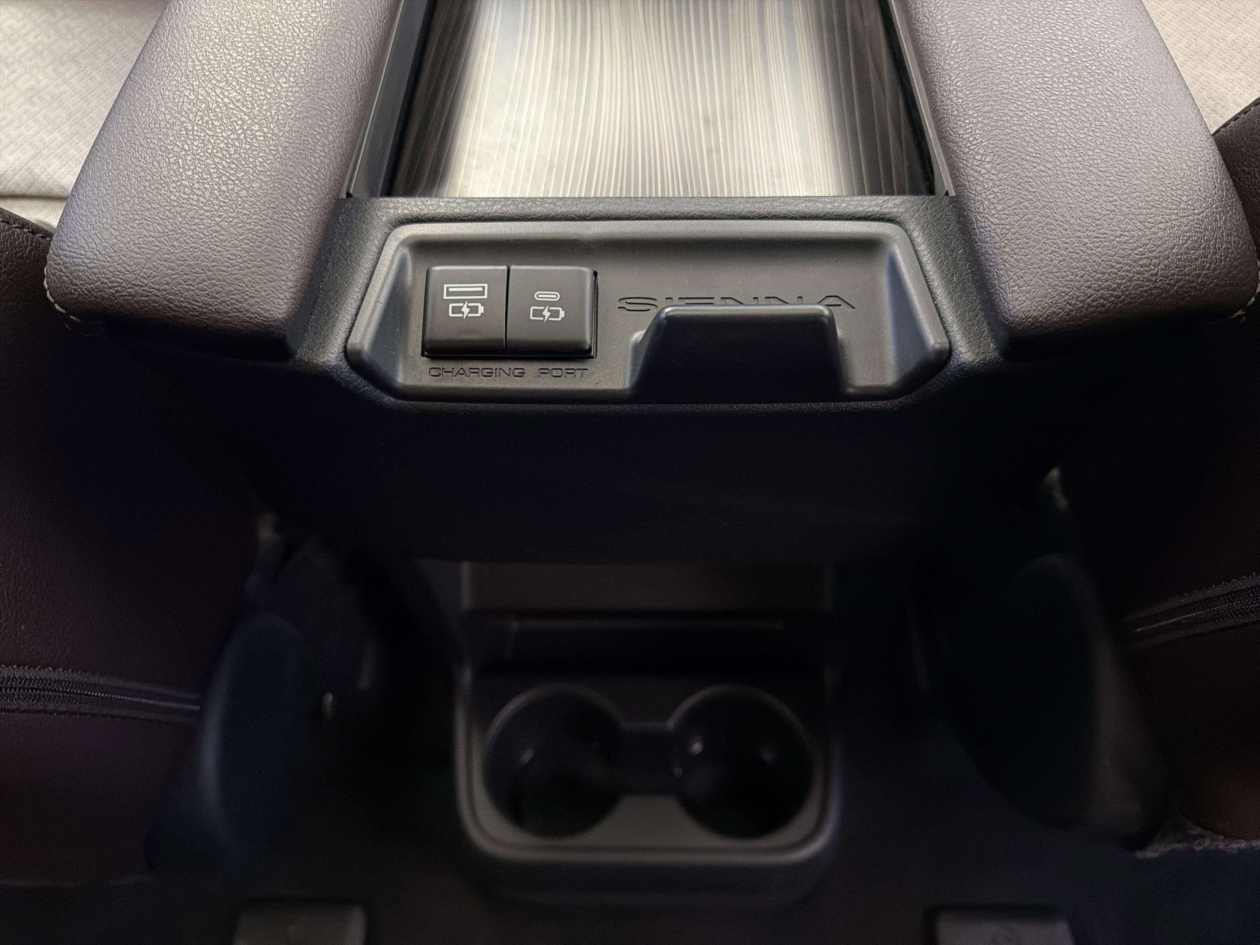 Used 2023 Toyota Sienna Platinum image 31