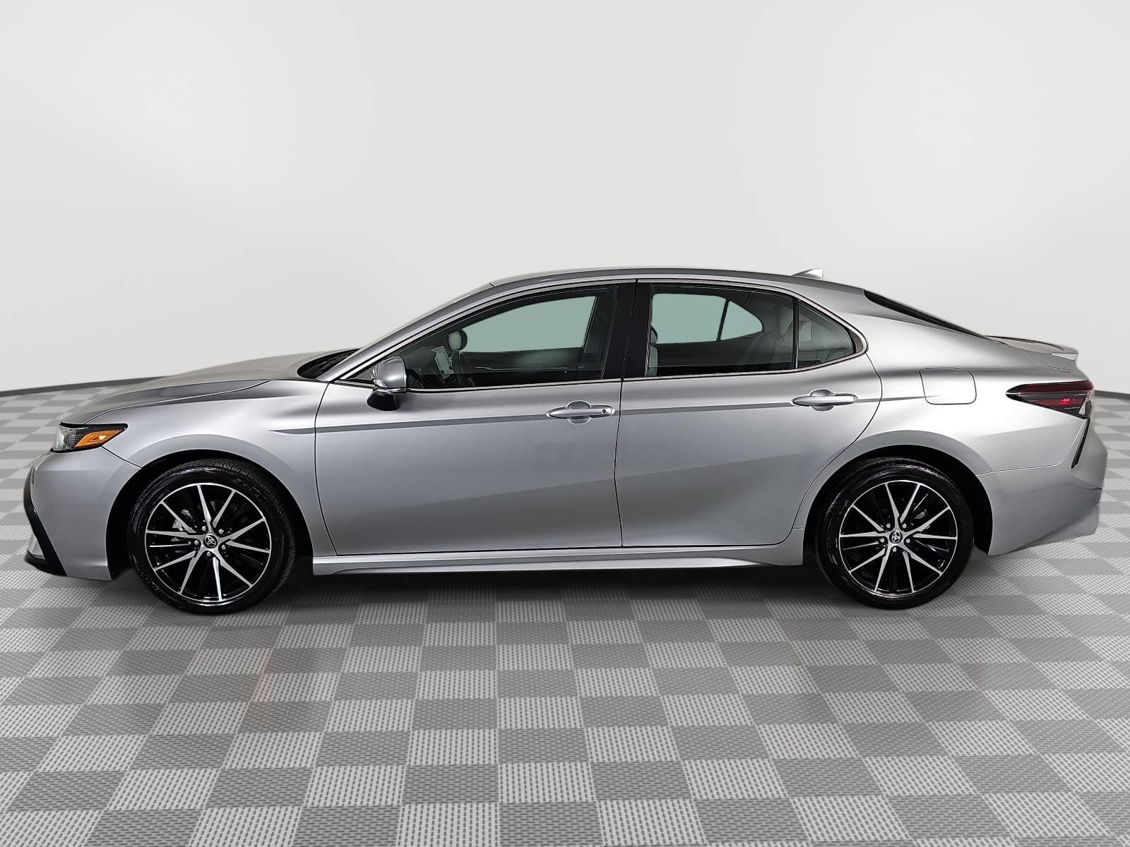 Used 2023 Toyota Camry SE FWD image 5