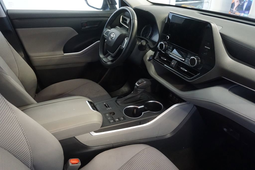 Used 2023 Toyota Highlander LE image 23