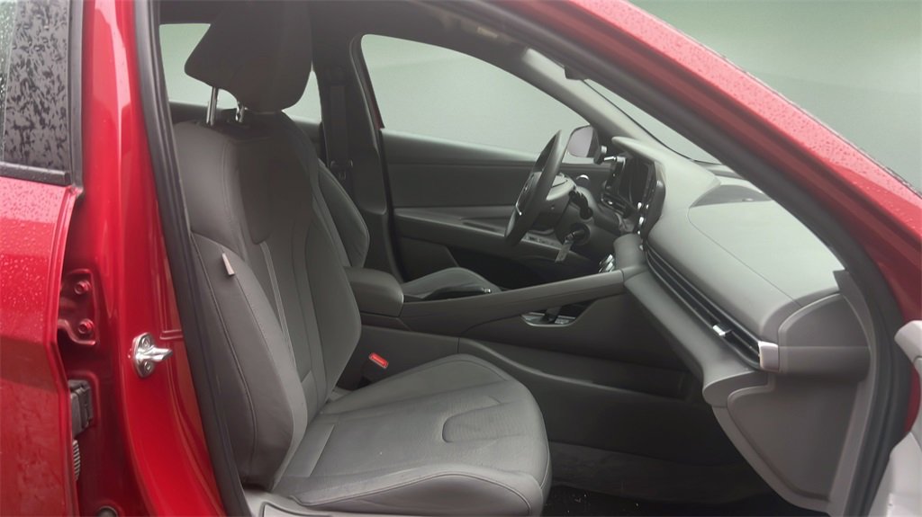 Used 2021 Hyundai Elantra SE image 15