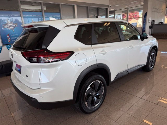 Used 2024 Nissan Rogue SV FWD image 4