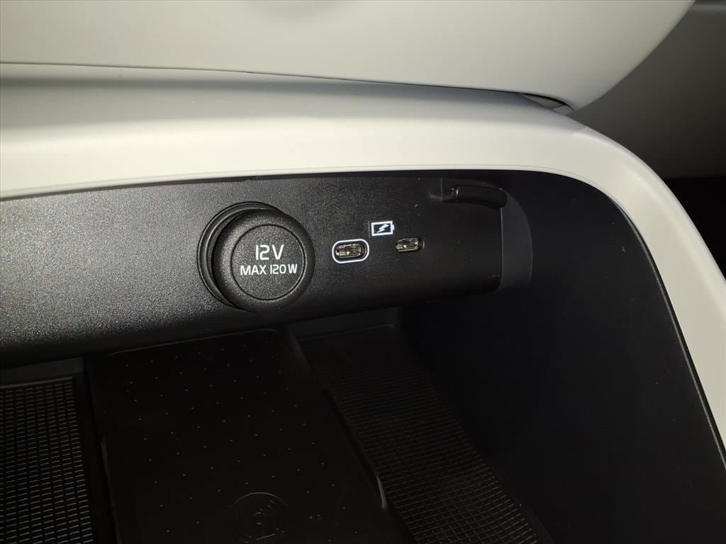 New 2026 Volvo XC40 B4 Plus w/ Protection Package Premier FWD image 22