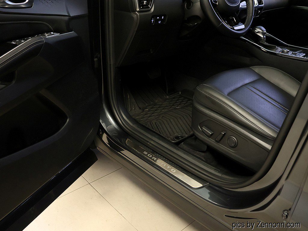 Used 2023 Kia Sorento SX AWD/4WD image 28