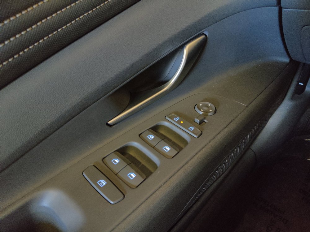 Used 2025 Hyundai Elantra SEL FWD image 27
