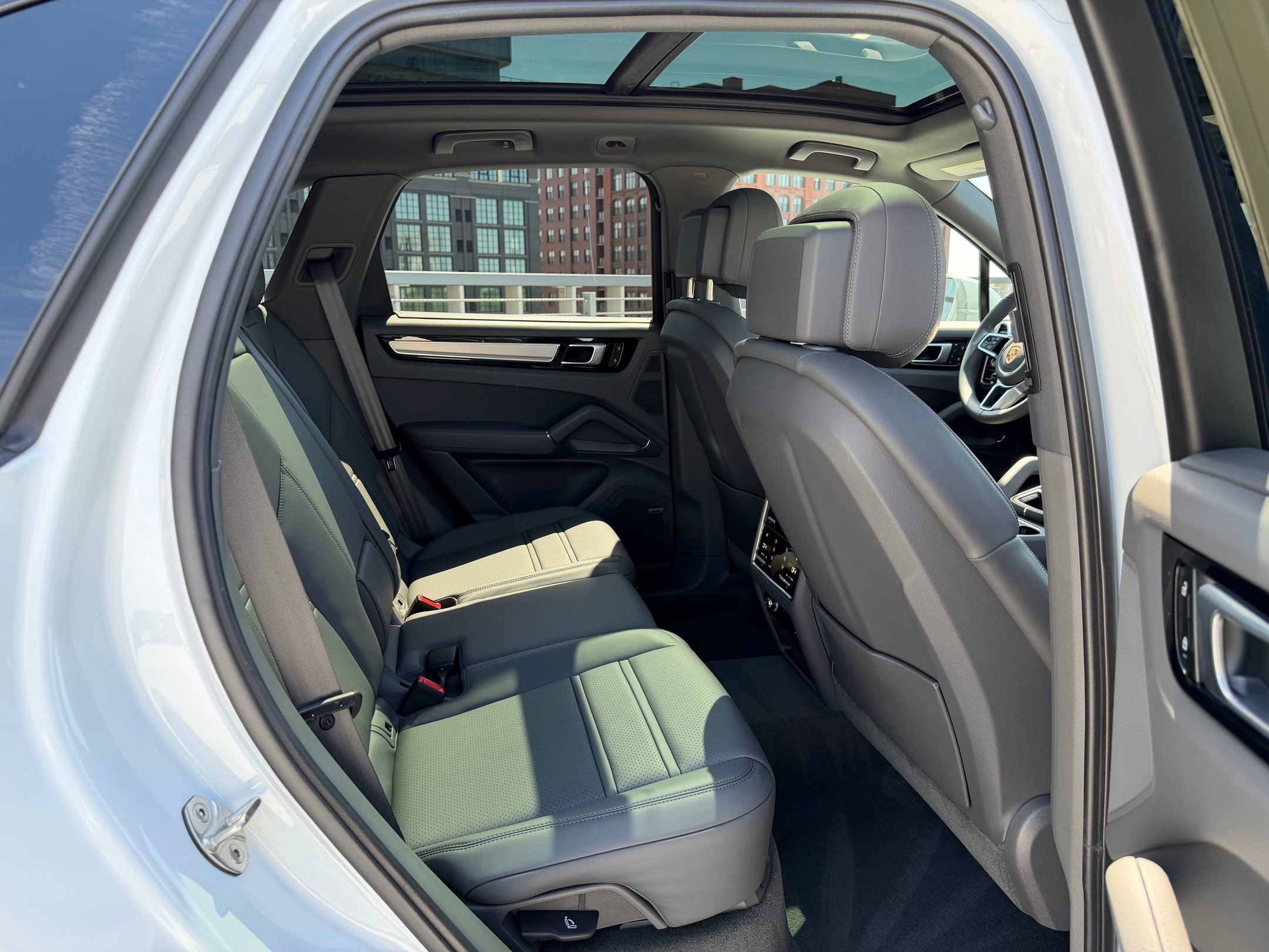 Certified 2023 Porsche Cayenne Platinum Edition image 20