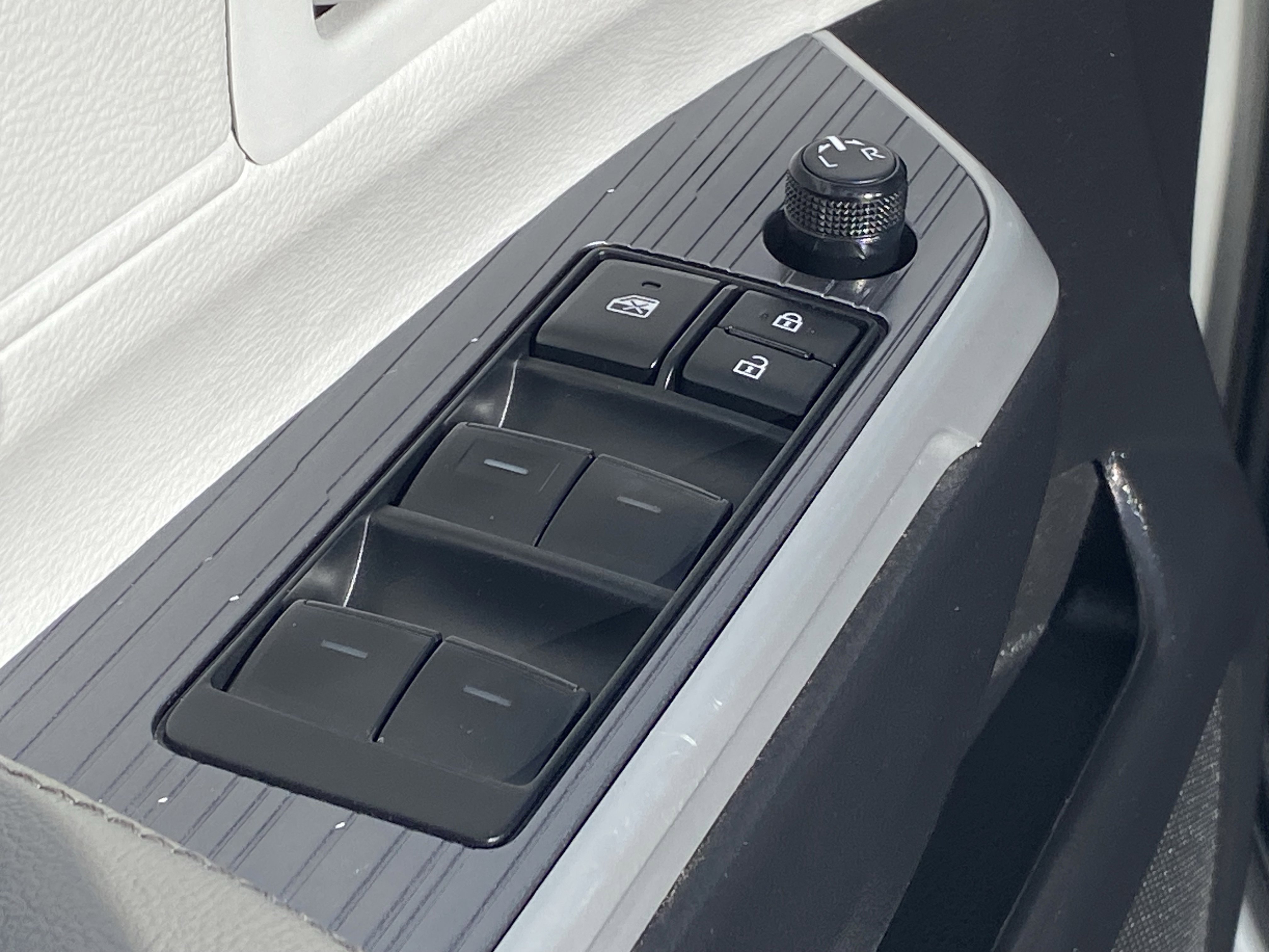 Certified 2025 Toyota Sienna LE FWD image 30