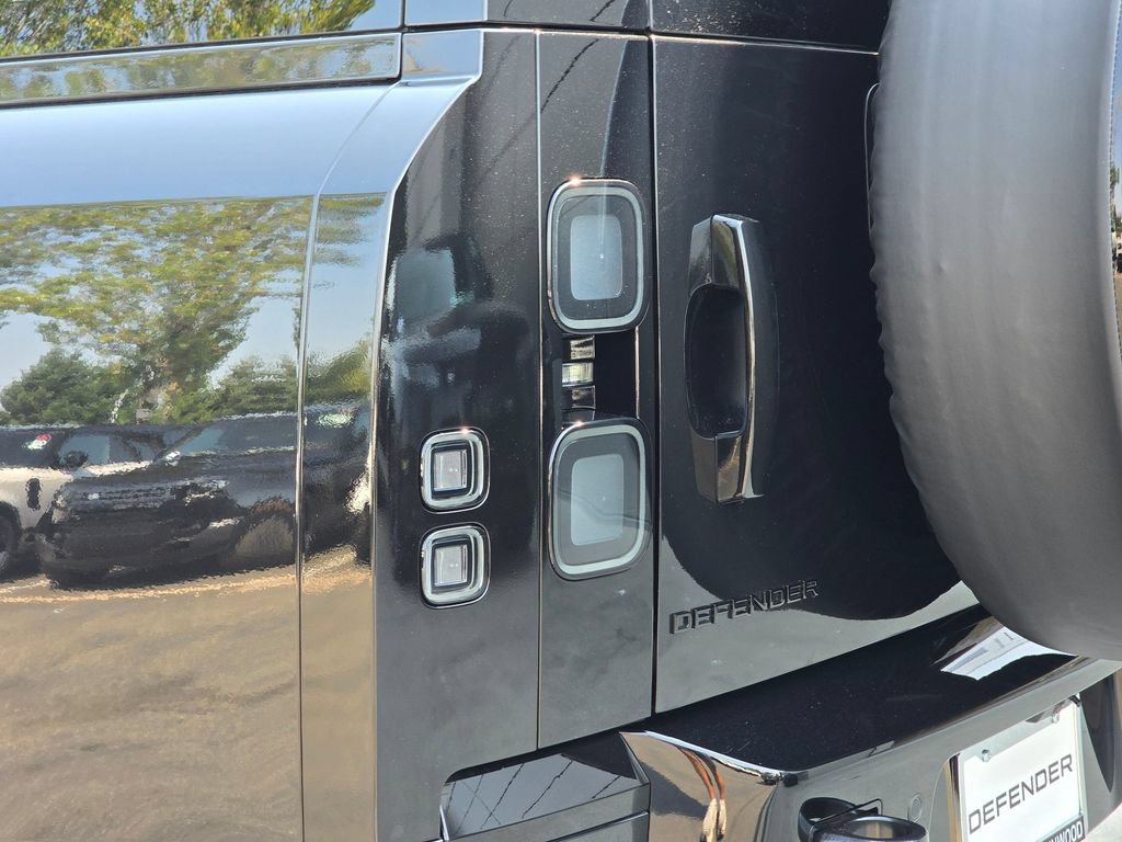 New 2026 Land Rover Defender 130 X-Dynamic SE AWD/4WD image 36