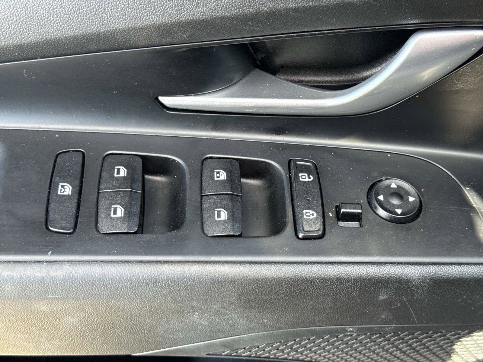 Used 2023 Hyundai Elantra SEL w/ Convenience Package image 17