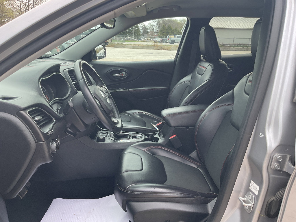 Used 2019 Jeep Cherokee Trailhawk AWD/4WD image 8