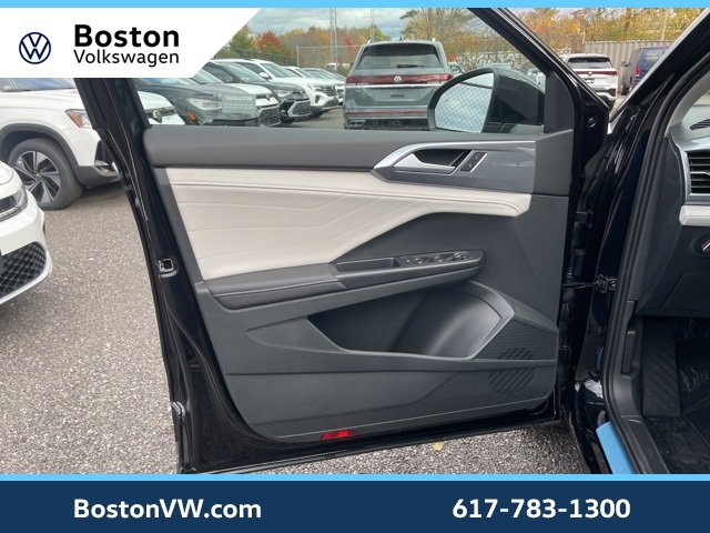 New 2025 Volkswagen Taos SEL image 27