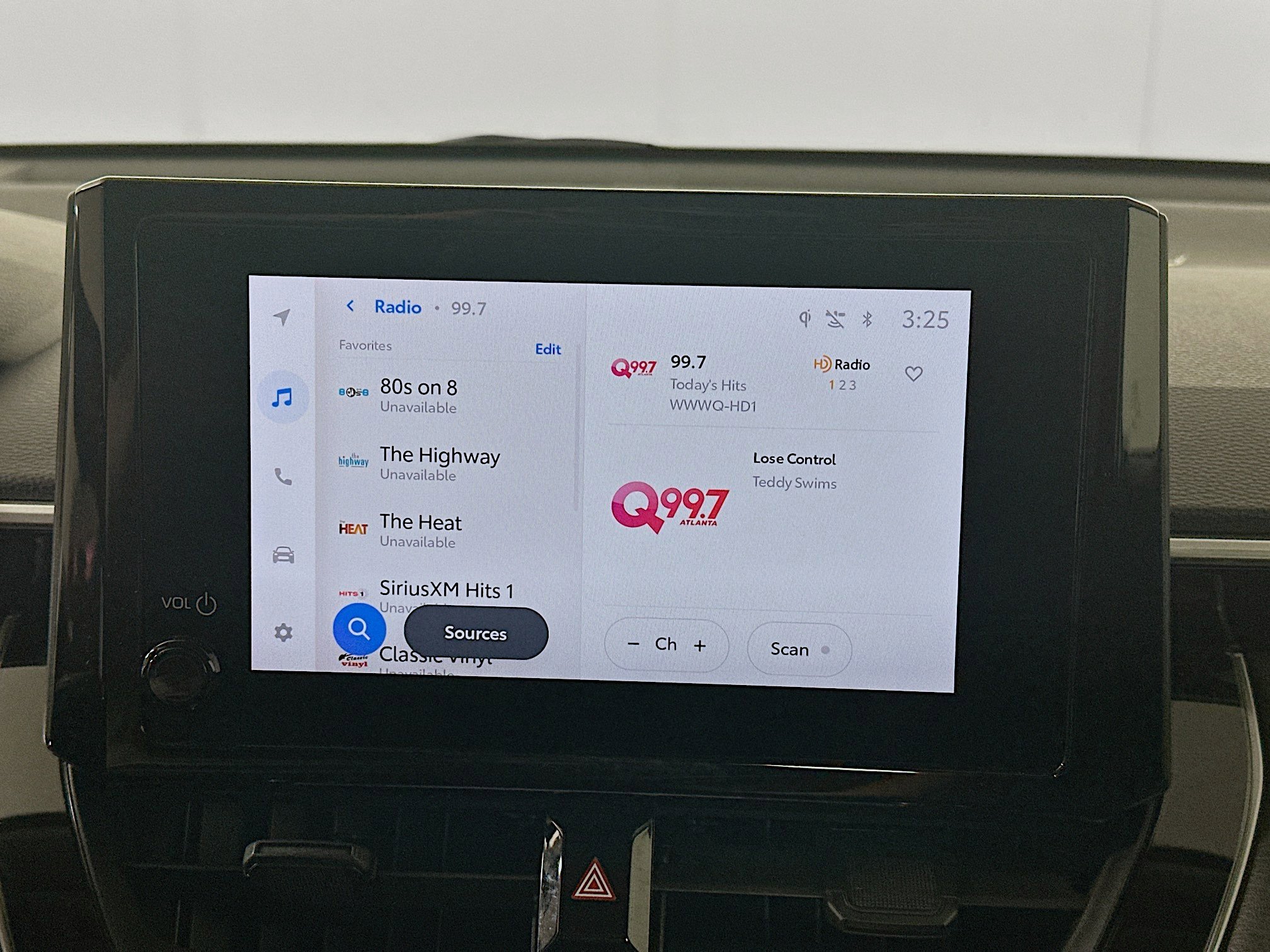 Used 2025 Toyota Corolla Cross LE image 21