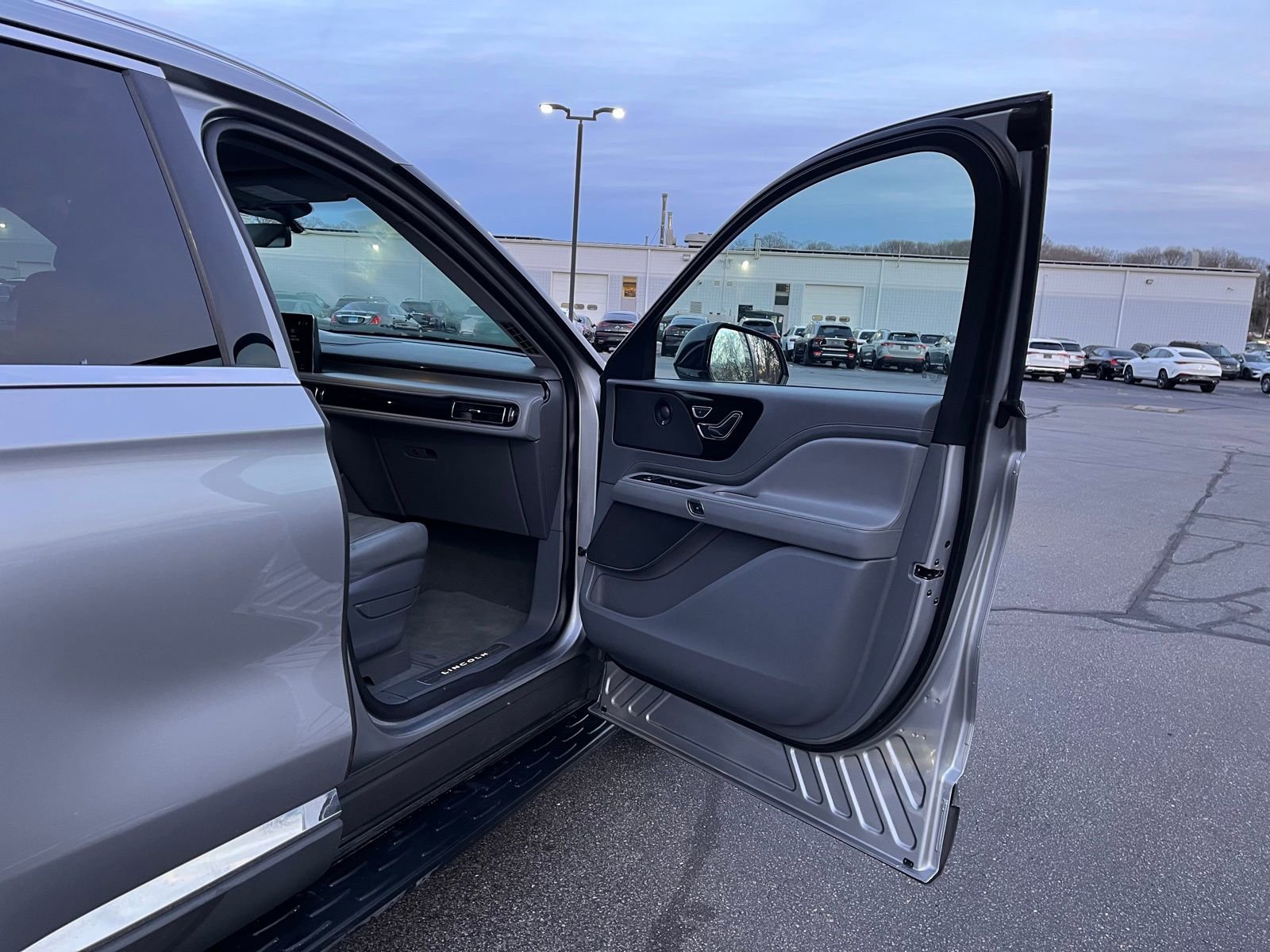 Used 2021 Lincoln Aviator Reserve w/ Equipment Group 201A image 23