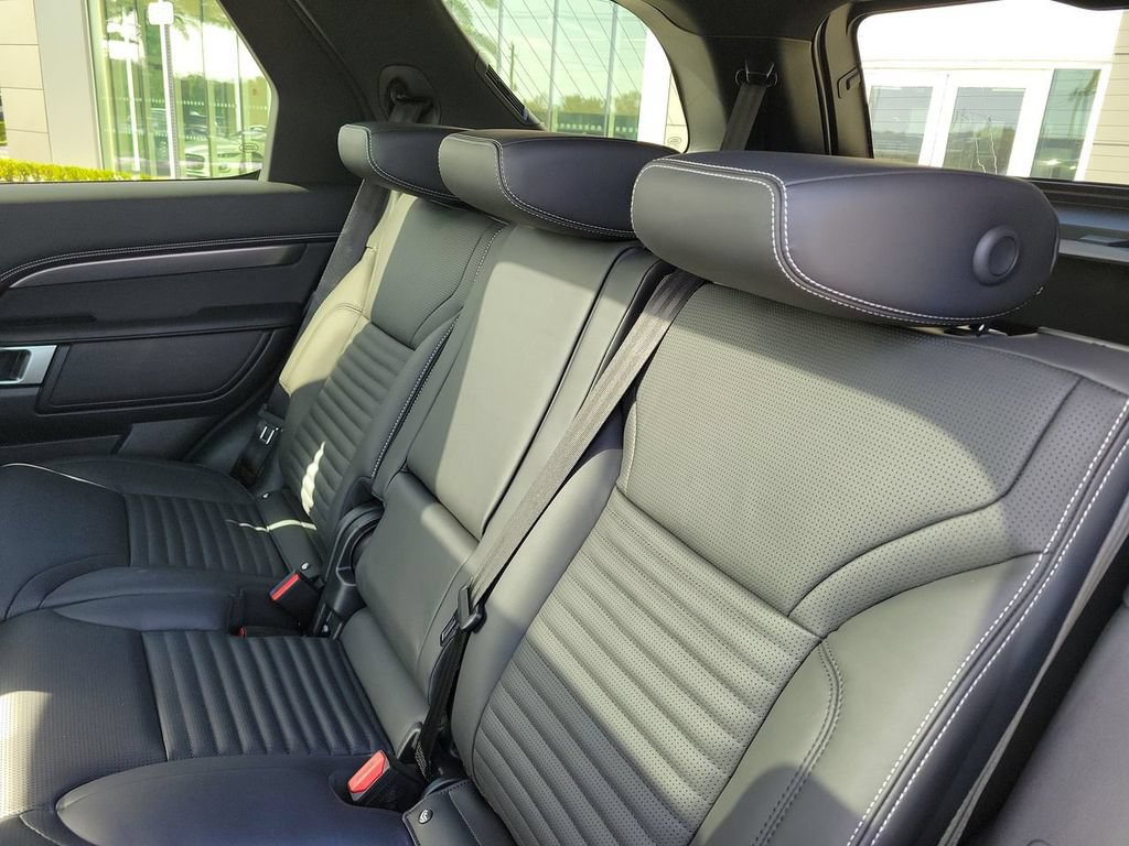 New 2025 Land Rover Discovery Metropolitan Edition AWD/4WD image 14