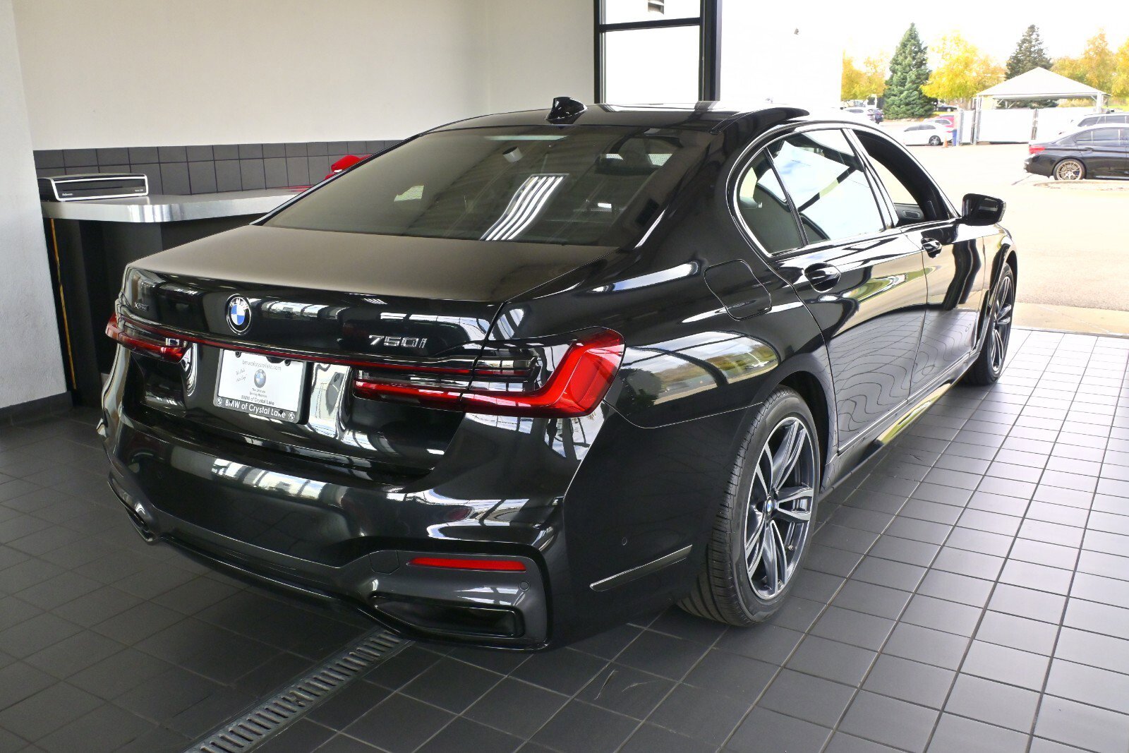 Used 2022 BMW 750i xDrive w/ Executive Package image 2