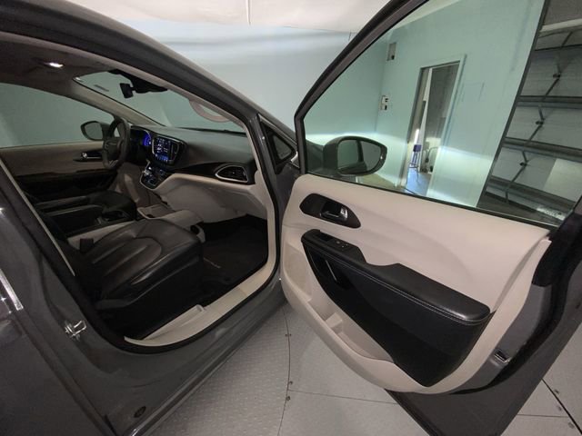 Used 2022 Chrysler Pacifica Touring-L FWD image 24