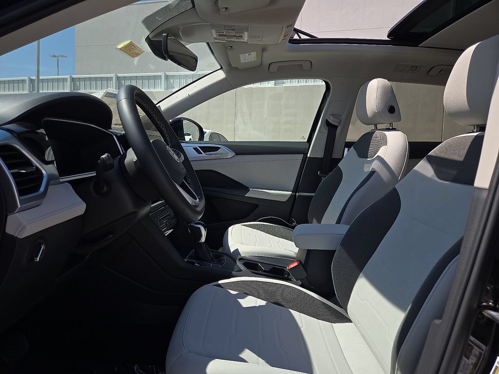 Certified 2025 Volkswagen Taos SE FWD image 18