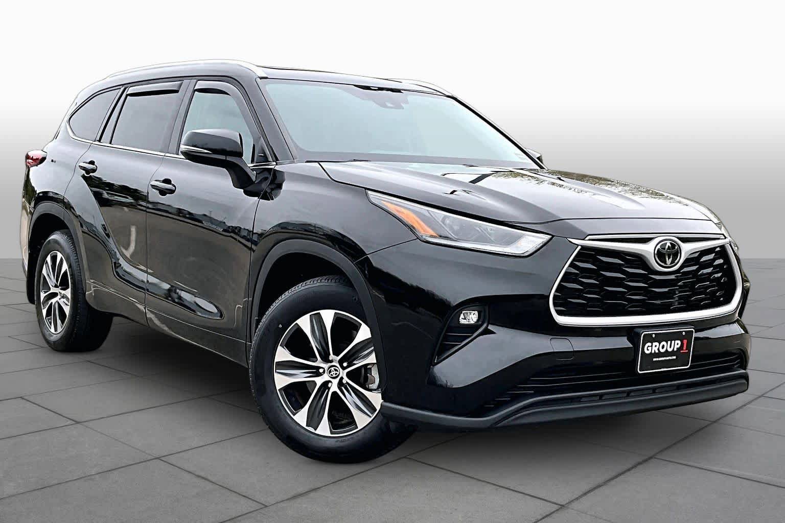 Used 2021 Toyota Highlander XLE AWD/4WD image 3
