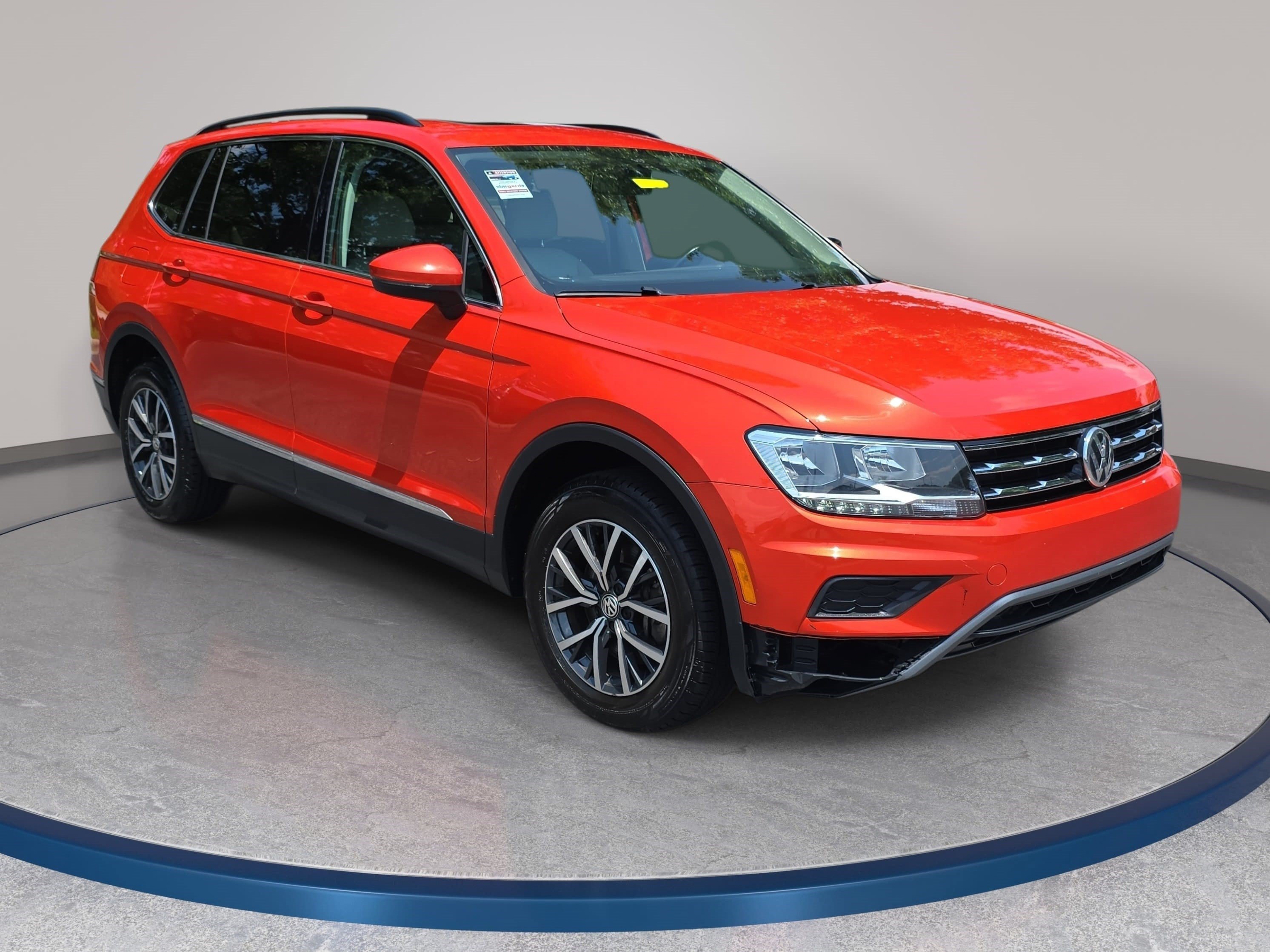 Used 2018 Volkswagen Tiguan SE w/ Panoramic Sunroof Package FWD image 3