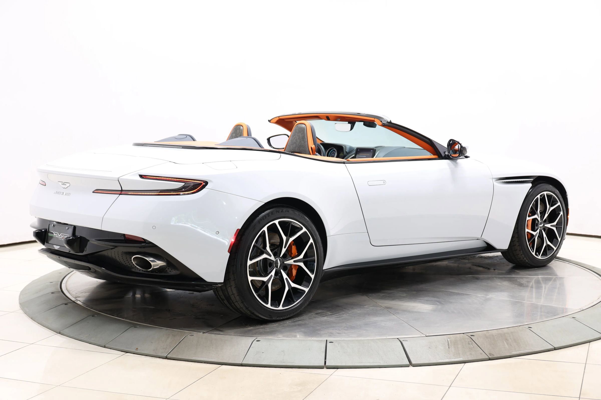 Used 2019 Aston Martin DB11 Volante RWD image 5