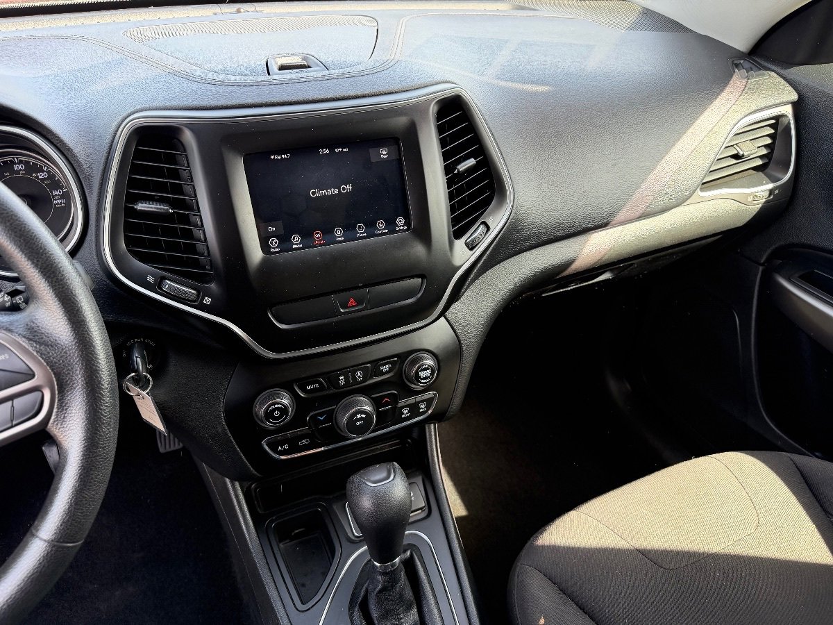 Used 2019 Jeep Cherokee Latitude w/ Popular Appearance Group image 15