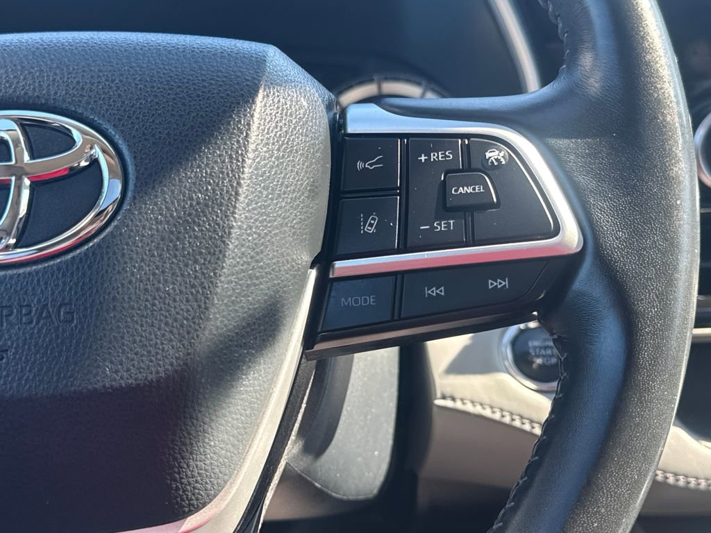 Used 2022 Toyota Highlander XLE AWD/4WD image 22