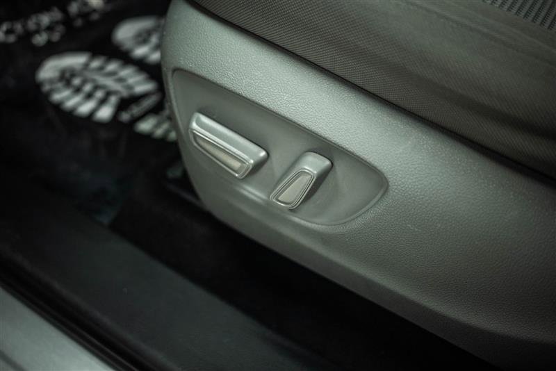 Used 2020 Toyota Highlander LE image 17