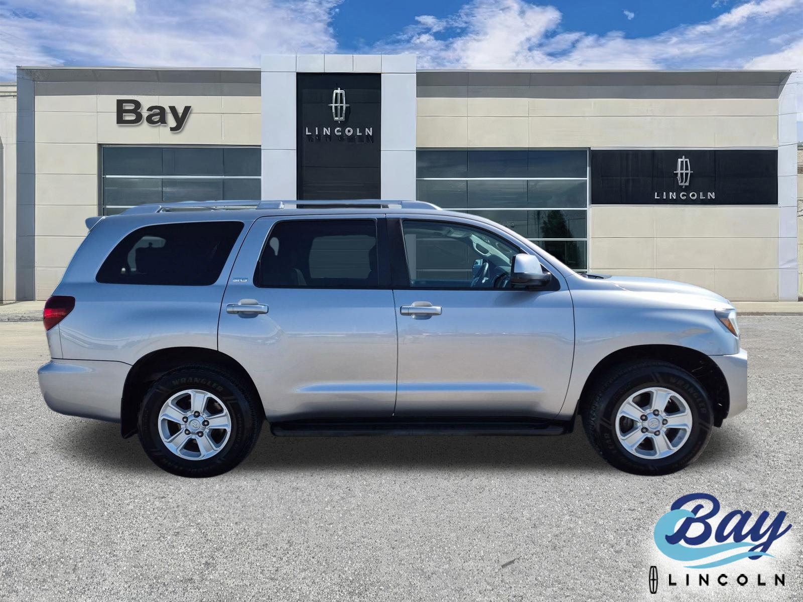 Used 2018 Toyota Sequoia SR5 w/ Premium Package AWD/4WD image 4
