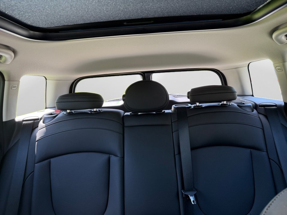Used 2019 MINI Cooper Clubman ALL4 w/ Storage Package AWD/4WD image 11