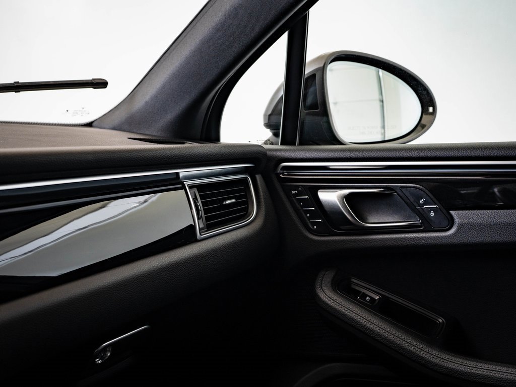 Certified 2018 Porsche Macan image 39
