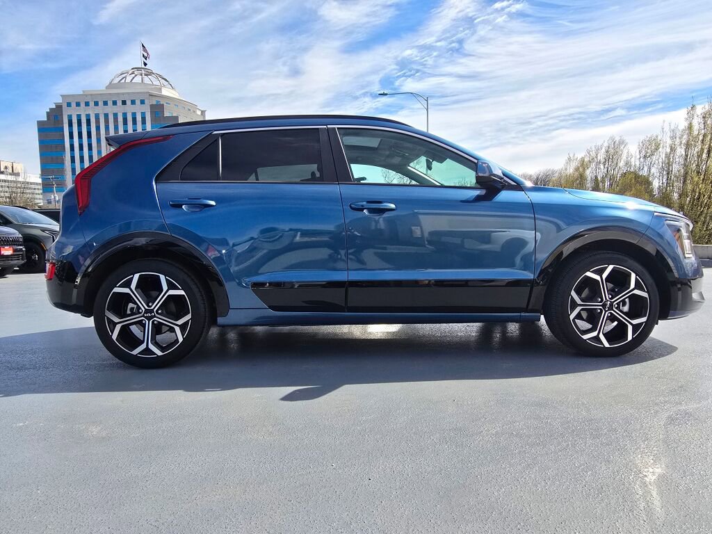 Used 2024 Kia Niro EX Touring image 3