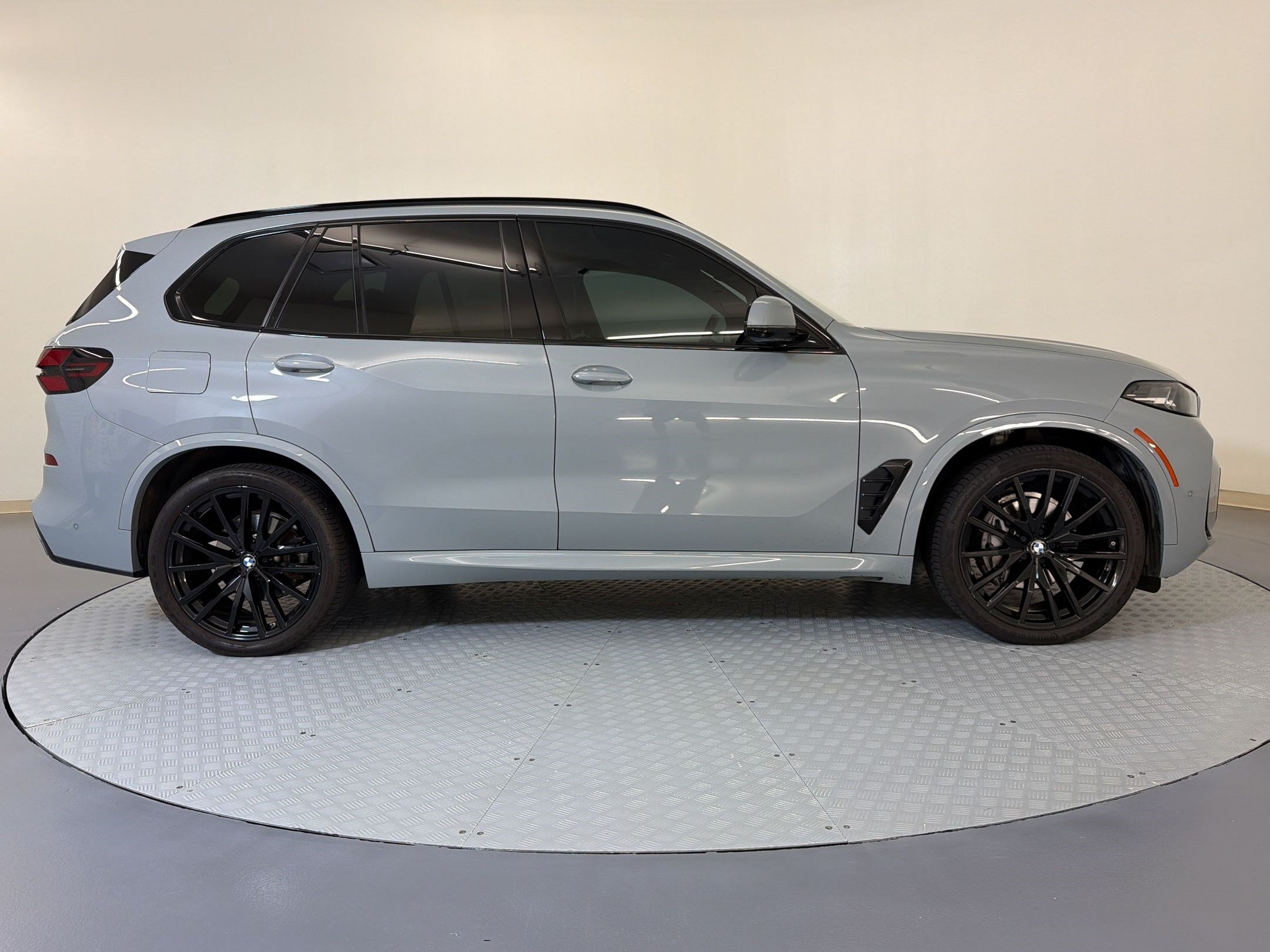 Used 2024 BMW X5 xDrive40i w/ M Sport Package AWD/4WD image 8