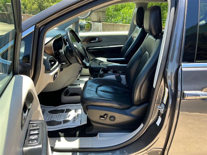 Used 2018 Chrysler Pacifica Touring-L FWD image 30