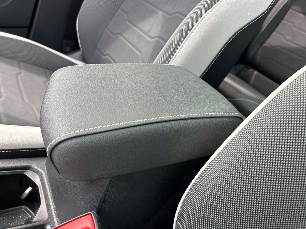 Certified 2025 Volkswagen Taos SE w/ Panoramic Sunroof Package FWD image 37