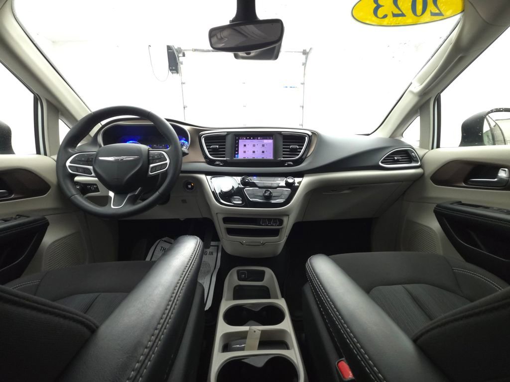 Used 2023 Chrysler Voyager LX image 3