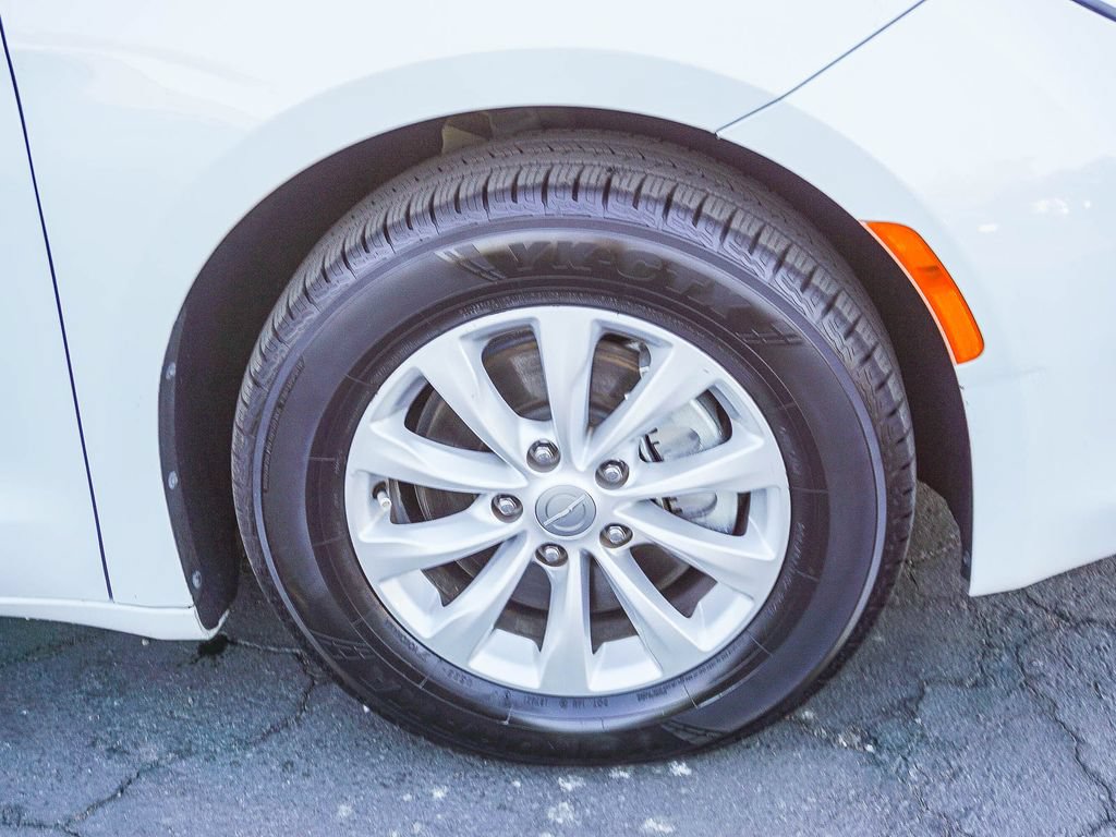 Used 2017 Chrysler Pacifica Touring w/ Tire & Wheel Group FWD image 10