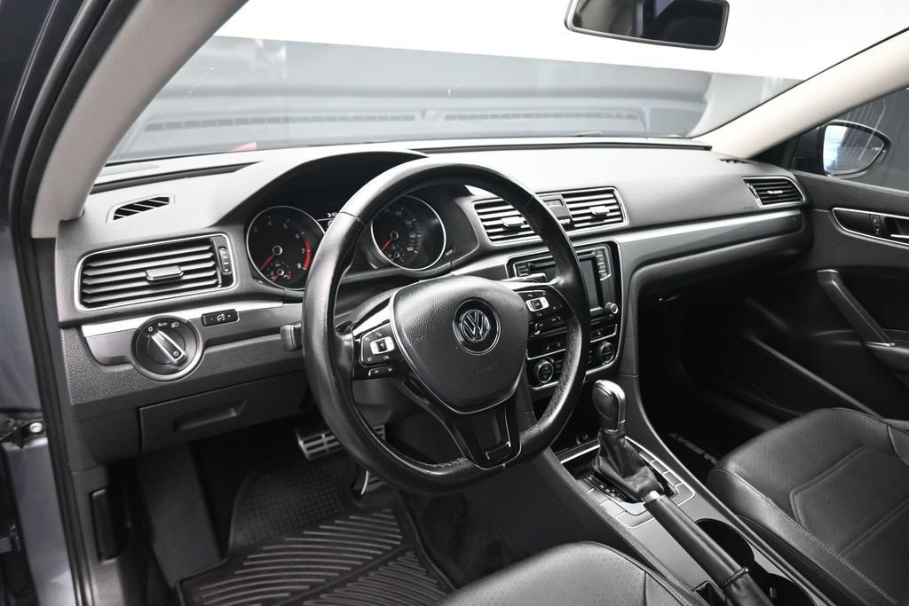 Used 2018 Volkswagen Passat 2.0T R-Line FWD image 14