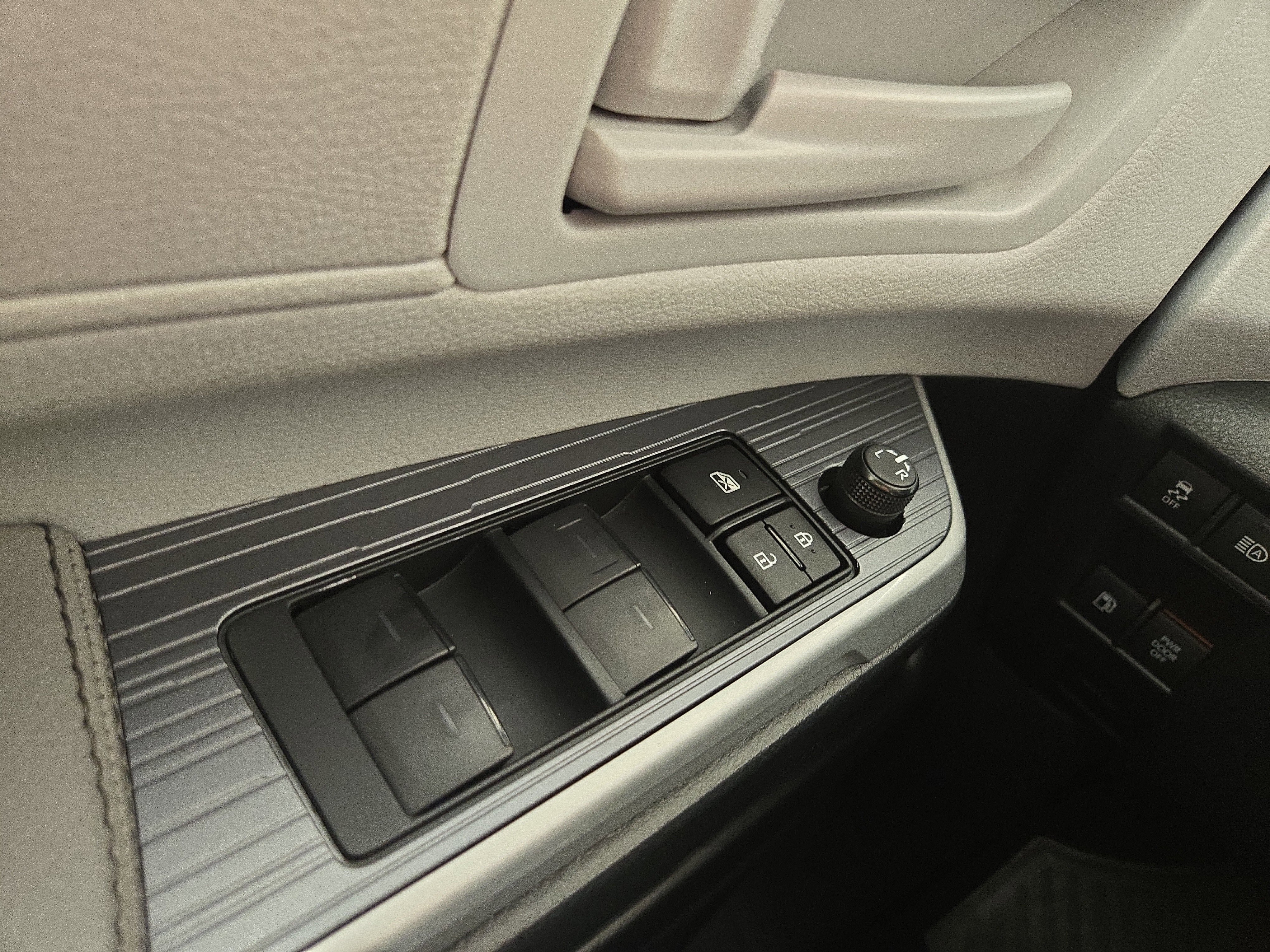 Used 2025 Toyota Sienna LE image 29