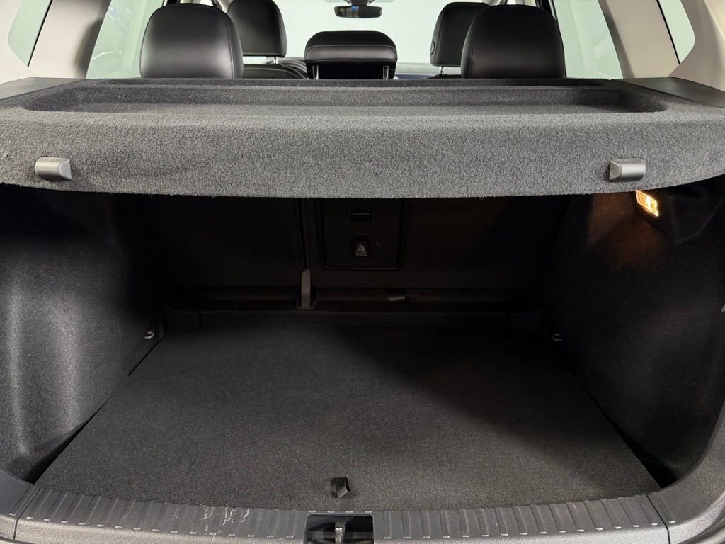 Used 2023 Volkswagen Taos SE w/ Black Wheel Package image 27