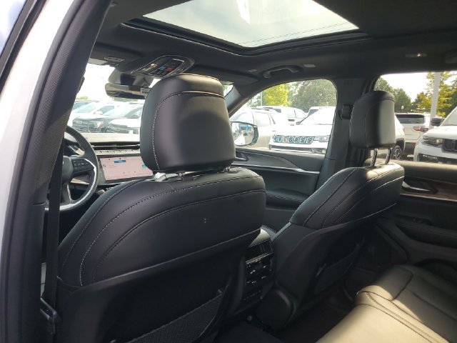 New 2026 Jeep Grand Cherokee Limited w/ Limited Altitude Package AWD/4WD image 11