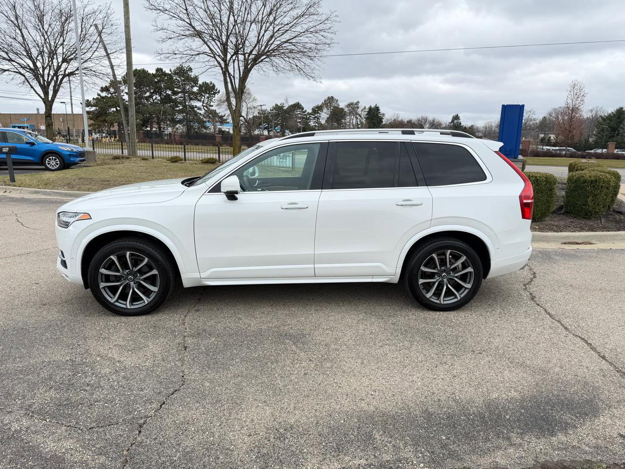 Used 2017 Volvo XC90 T6 Momentum w/ Vision Package AWD/4WD image 8