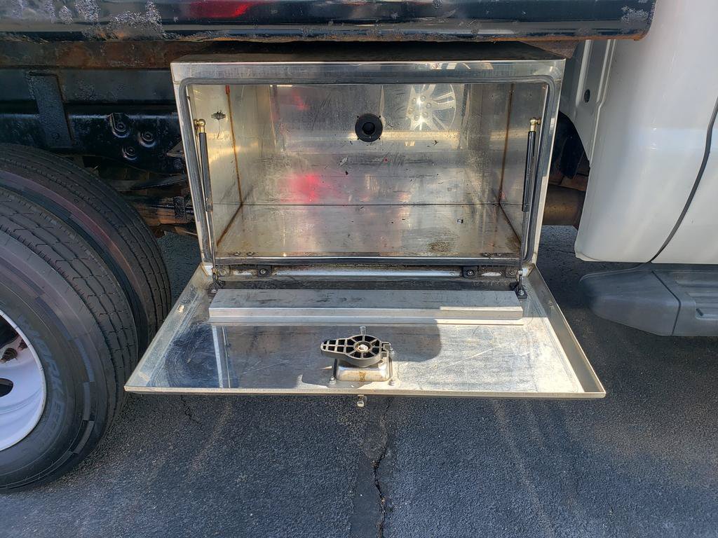 Used 2016 Ford F550 4x4 Regular Cab Super Duty image 3