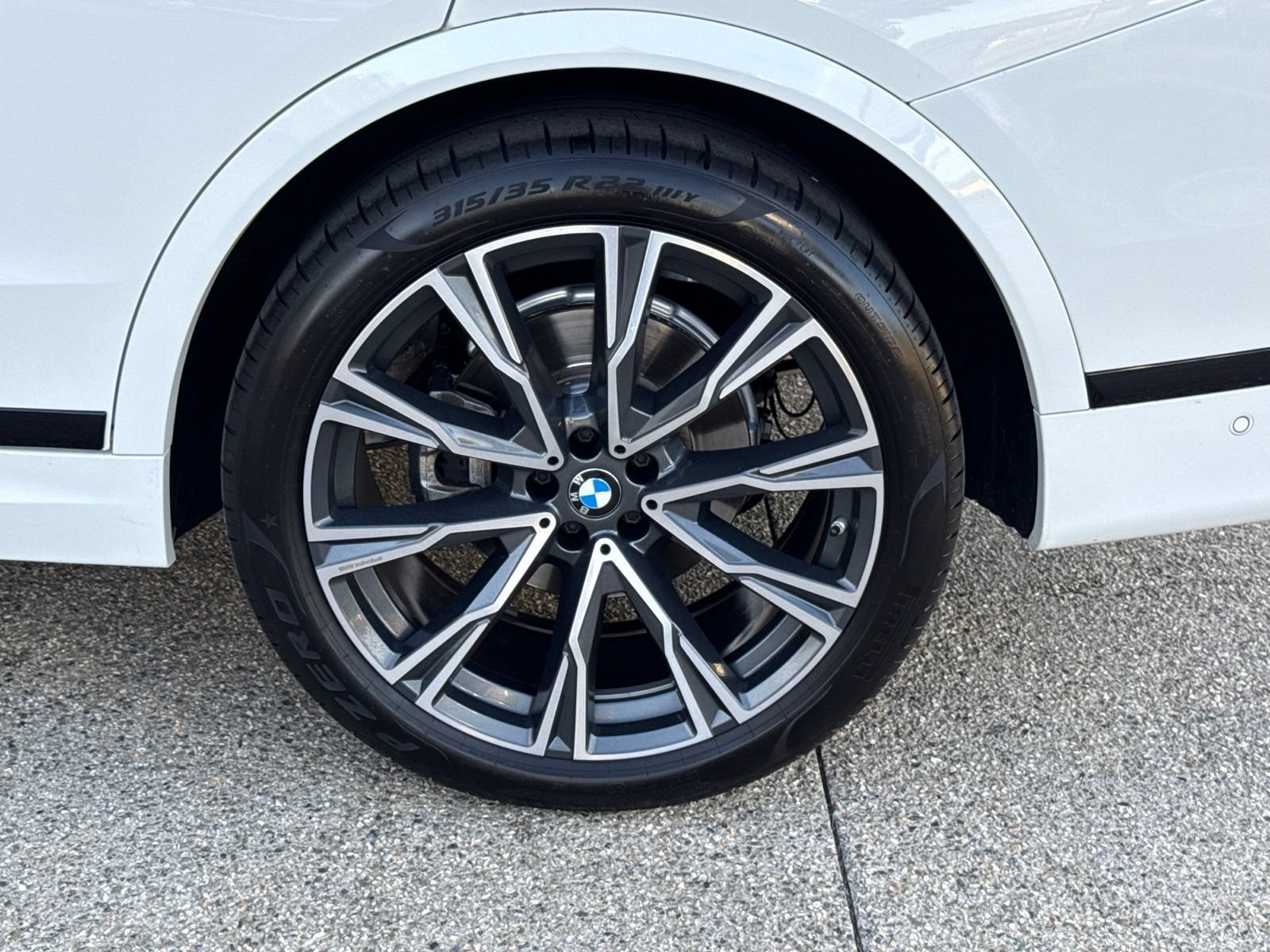 Used 2022 BMW X7 xDrive40i w/ M Sport Package AWD/4WD image 19