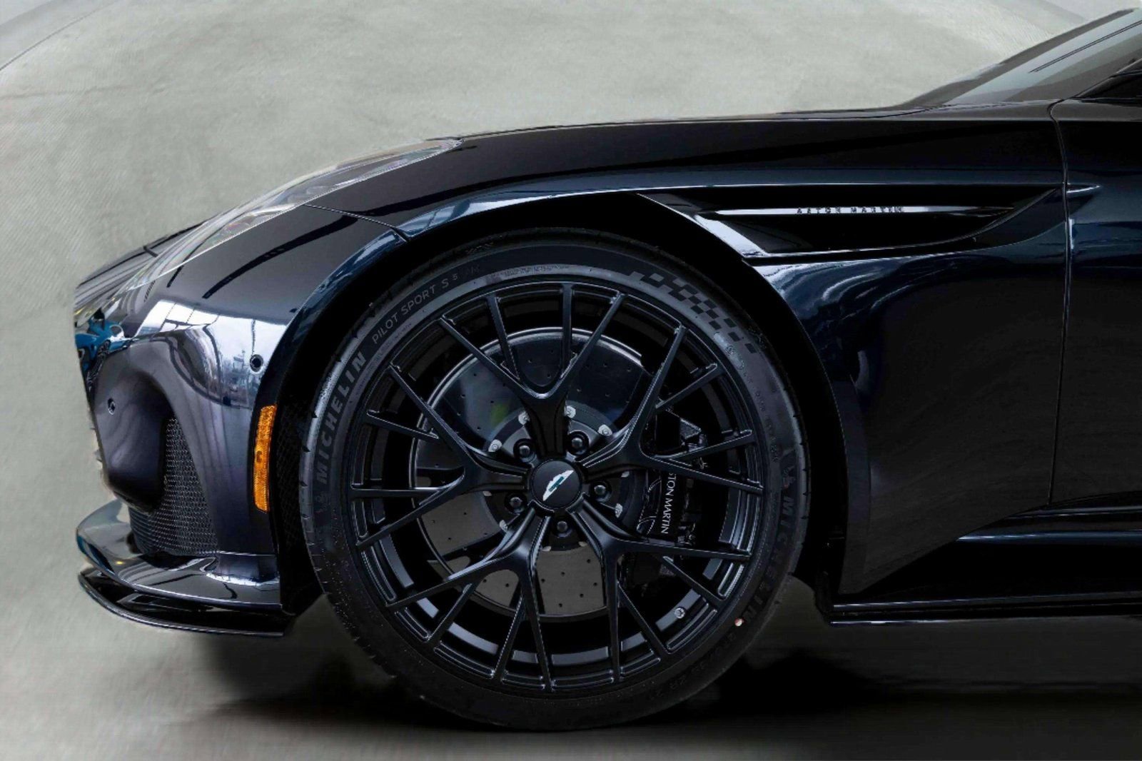 Used 2025 Aston Martin DB12 Coupe RWD image 4